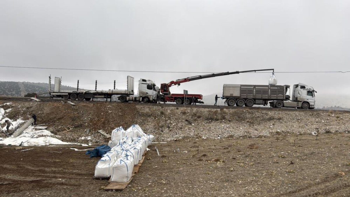 Afyonkarahisar’da tır devrildi! 27 ton şeker ziyan oldu