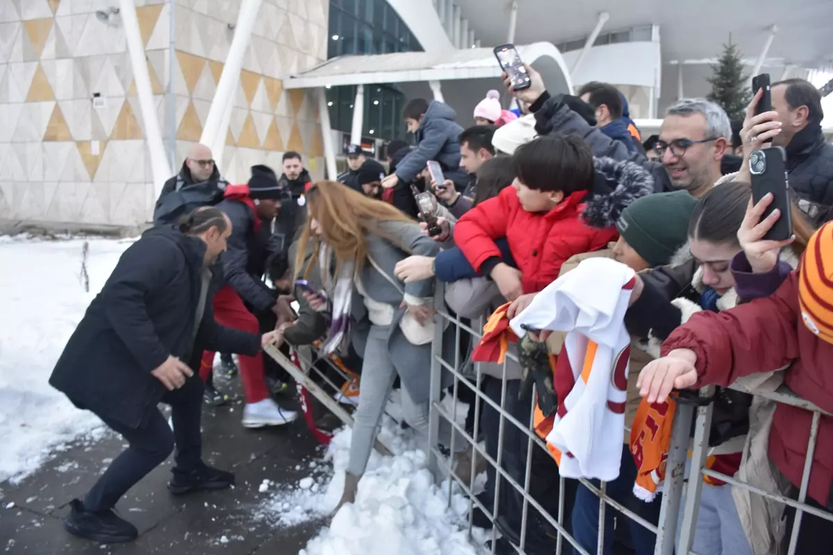 Galatasaray’da Taraftar Coşkusu: Osimhen’e Sevgi Gösterisi